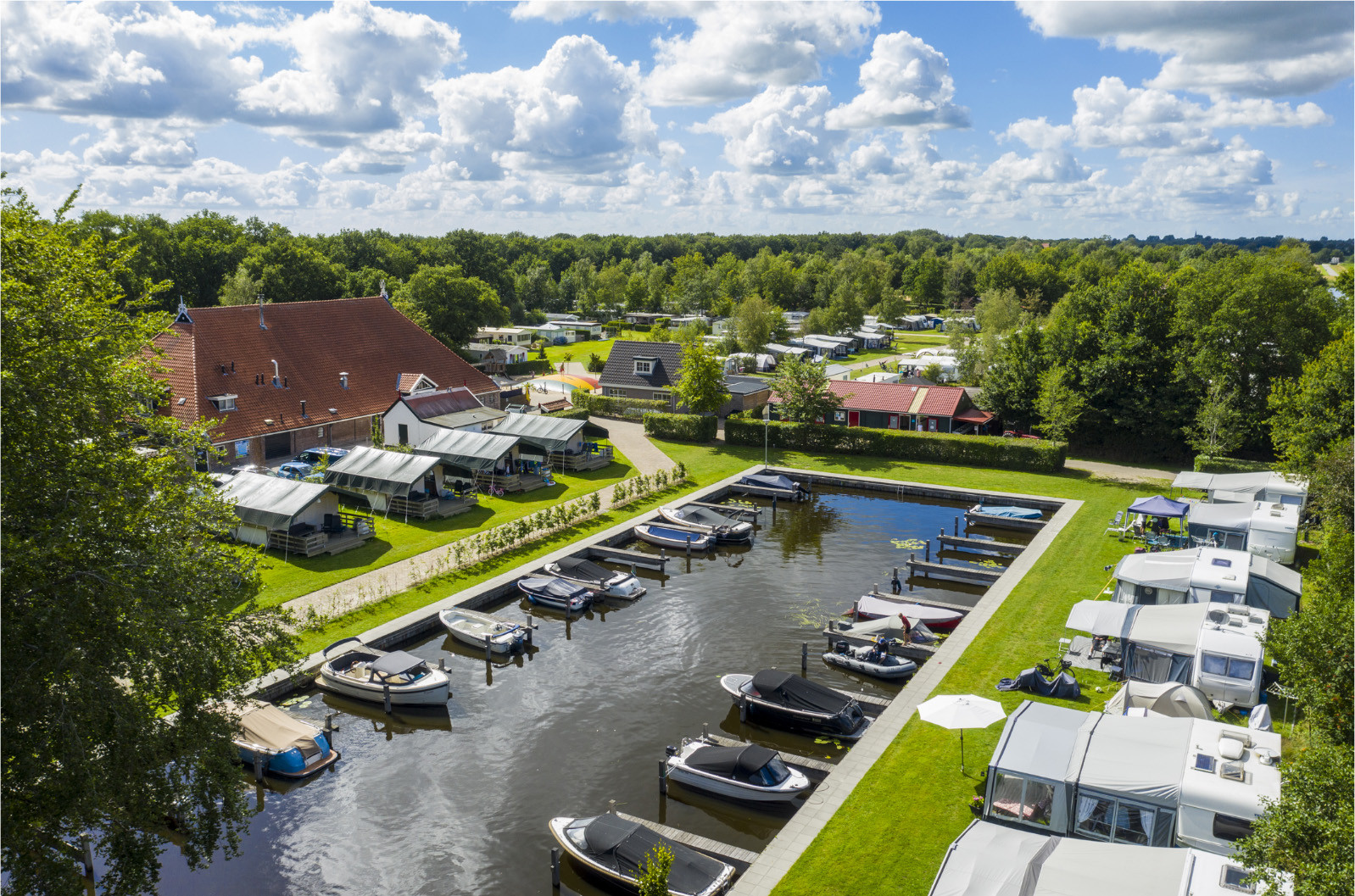Kruidenier - recreatie makelaar - een foto van een camping met boten